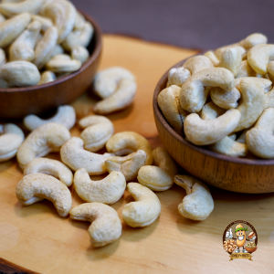 Erlebe den puren Geschmack von naturbelassenen Cashewkernen – frisch, knackig und voller wertvoller Nährstoffe. Diese hochwertigen, rohen Cashews bieten einen gesunden Snack, der reich an gesunden Fetten, Proteinen und Vitaminen ist. Ideal für eine bewusste Ernährung, als Zutat in Müsli oder zum Verfeinern von Gerichten. #CashewKerneNatur #GesundeSnacks #NatürlicheNüsse #UnverarbeiteteSnacks #PremiumQualität