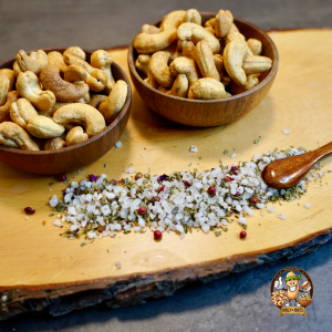 Genieße den unwiderstehlichen Geschmack von salzigen Cashewkernen – perfekt gewürzt mit einer Prise grobem Meersalz. Diese salzigen Cashews bieten eine knackige Textur und einen herzhaften, ausgewogenen Geschmack. Ideal für alle, die einen gesunden, aber köstlichen Snack suchen. Perfekt für Partys, unterwegs oder als aromatischer Snack für zwischendurch. #SalzigeCashews #HerzhafterSnack #GesundeKnabbereien #CashewGenuss #PremiumSnacks