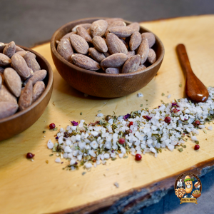 Knackige, geröstete Mandeln in eleganten Holzschalen, kombiniert mit grobem Meersalz und einer exquisiten Kräuter- und Gewürzmischung. Ein gesunder Snack für Feinschmecker, der natürlichen Geschmack und Premium-Qualität vereint. Ideal für die bewusste Ernährung, perfekt für unterwegs oder als Gourmet-Snack für besondere Momente. Entdecke die Welt der hochwertigen Nüsse! #GesundeSnacks #GerösteteMandeln #SnackDeluxe #NatürlichGenießen #OnlyNuts