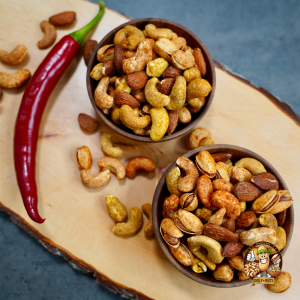 Feurig gewürzte Nussmischung in rustikalen Holzschalen, begleitet von einer frischen roten Chili. Eine perfekte Kombination aus Cashews, Mandeln und weiteren Premium-Nüssen, die mit scharfen und aromatischen Gewürzen verfeinert wurden. Der ideale Snack für Liebhaber von pikanten und gesunden Leckereien. Perfekt für Partys, unterwegs oder als würziger Genussmoment. #SpicySnacks #GewürzteNüsse #ChiliLiebhaber #GesundeKnabbereien #OnlyNuts