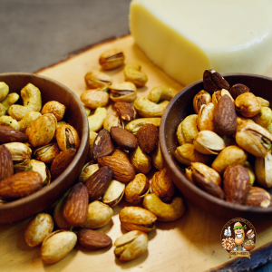 Würzige Nussmischung mit Käsegeschmack in rustikalen Holzschalen, verfeinert mit einer frischen roten Chili. Diese köstliche Mischung aus Cashews, Mandeln und anderen Premium-Nüssen wird mit kräftigen Käsegewürzen abgerundet. Der ideale Snack für Liebhaber von herzhaftem, würzigem Genuss – perfekt für Partys, unterwegs oder als gesunder Genussmoment. #KäseGenuss #WürzigeNüsse #HerzhafterSnack #GesundeKnabbereien #OnlyNuts
