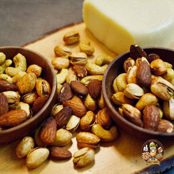 Würzige Nussmischung mit Käsegeschmack Würzige Nussmischung mit Käsegeschmack in rustikalen Holzschalen, verfeinert mit einer frischen roten Chili. Diese köstliche Mischung aus Cashews, Mandeln und anderen Premium-Nüssen wird mit kräftigen Käsegewürzen abgerundet. Der ideale Snack für Liebhaber von herzhaftem, würzigem Genuss – perfekt für Partys, unterwegs oder als gesunder Genussmoment. #KäseGenuss #WürzigeNüsse #HerzhafterSnack #GesundeKnabbereien #OnlyNuts