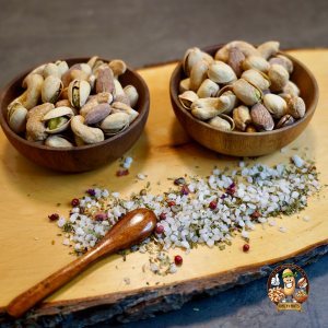 Genieße den vollmundigen Geschmack von salzigen Pistazien – perfekt gewürzt mit einer Prise grobem Meersalz. Diese knackigen Pistazien bieten einen herzhaften Snack, der ideal für alle ist, die salzige Snacks lieben. Perfekt für Partys, unterwegs oder als gesunder Snack für zwischendurch.#SalzigePistazien #HerzhafterSnack #GesundeKnabbereien #PistazienGenuss #PremiumSnacks